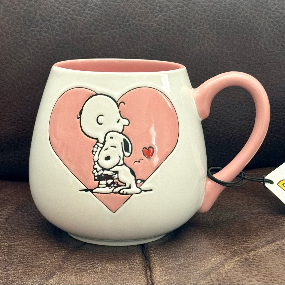 Peanuts Charlie Brown & Snoopy Hugging in Pink Heart Tear Drop Style Ceramic Mug